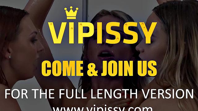 европейки устраивают золотой дождь втроем на диване