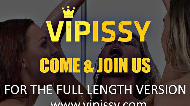 европейки устраивают золотой дождь втроем на диване