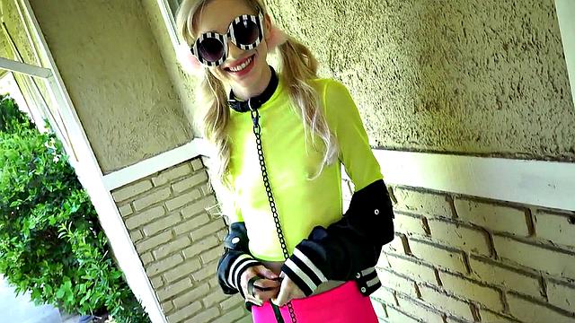 Submissive 21yo GF deepthroats cock and gets banged