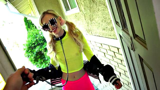 Худая блондинка с очками глотает и получает по полной