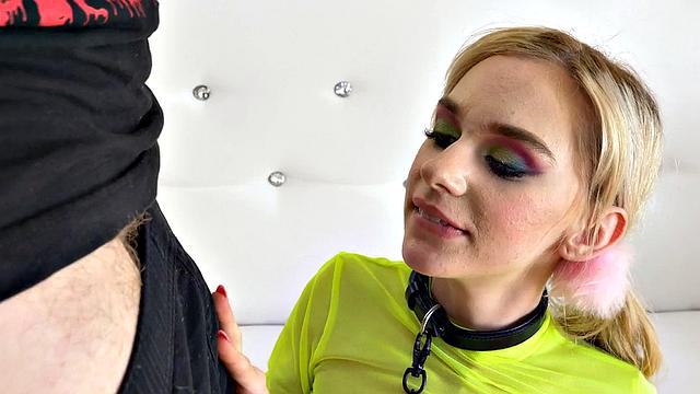 Submissive 21yo GF deepthroats cock and gets banged