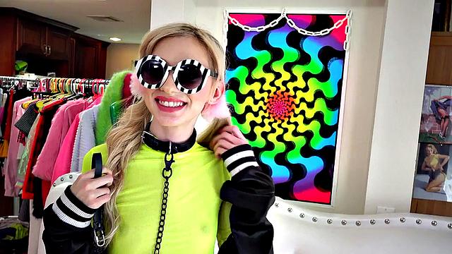 Submissive 21yo GF deepthroats cock and gets banged