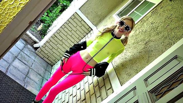 Submissive 21yo GF deepthroats cock and gets banged