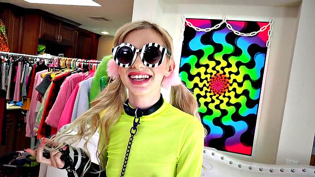 Submissive 21yo GF deepthroats cock and gets banged