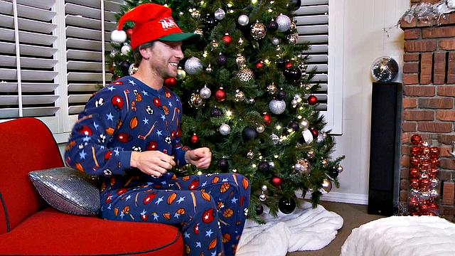 грязный санта врывается и устраивает жаркую рождественскую ночь