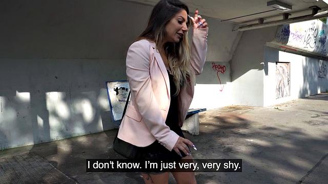 зрелая любит bbc, трахается на улице