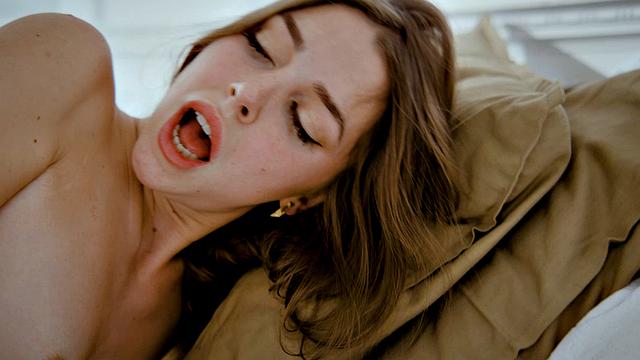 мэри без тормозов скачет на члене томми и глотает до последней капли