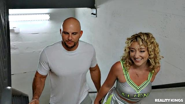 Сусie Stellar не удержалась и устроила дикий сквирт с JMac прямо на балконе!