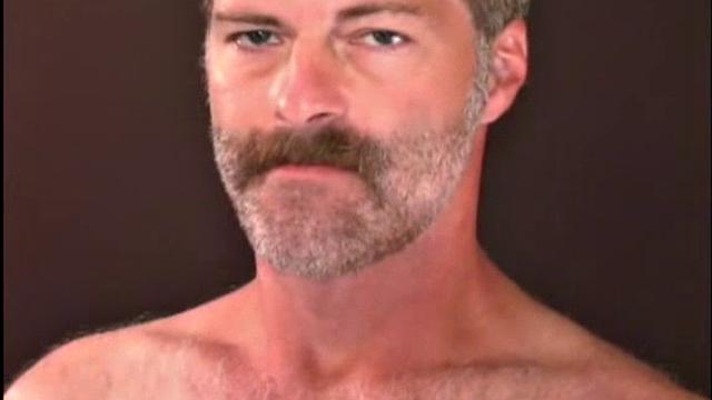 Майк решил не терять время на знакомства: первая гей-встреча заканчивается на руках у зрелого любовника.