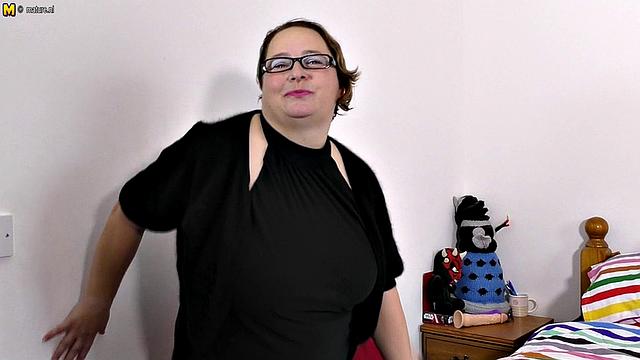 Пышная зрелая женщина ласкает себя сама