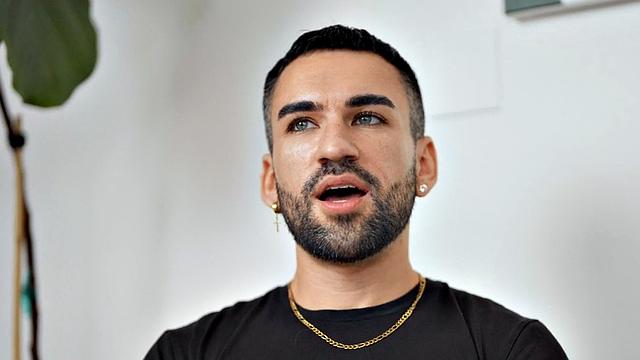 Жаркий качок дрочит двумя руками - сперма летит фонтаном