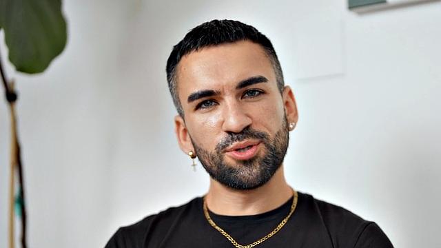 Жаркий качок дрочит двумя руками - сперма летит фонтаном