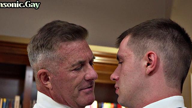 зрелый в костюме лижет жопу и жёстко трахает красавца с тату в офисе