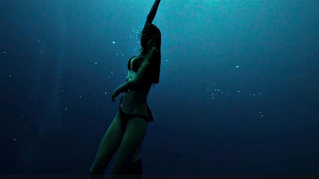 Teresa Palmer gets down and dirty in the sun with her bikini on!