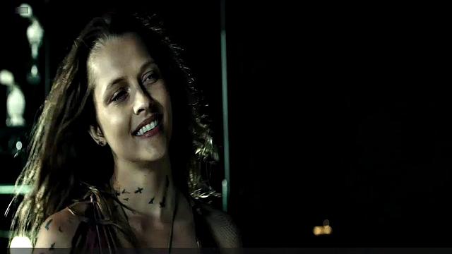 У Терезы Палмер в бикини солнце греет, а мысли грязнее песка