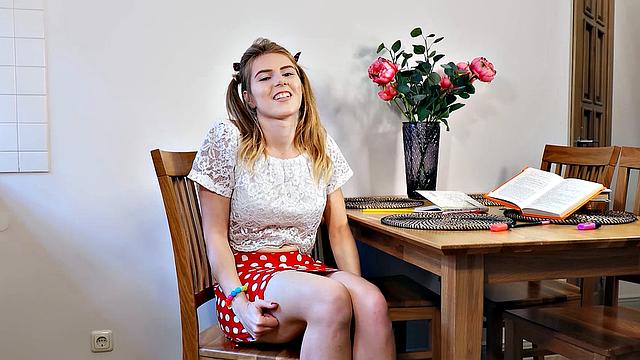 Сузанна мастурбирует на камеру