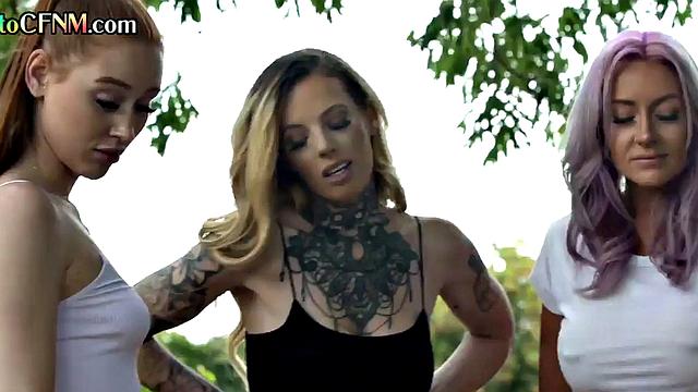 женщины-фемдомы на каблуках делают минет на улице счастливчику cfnm