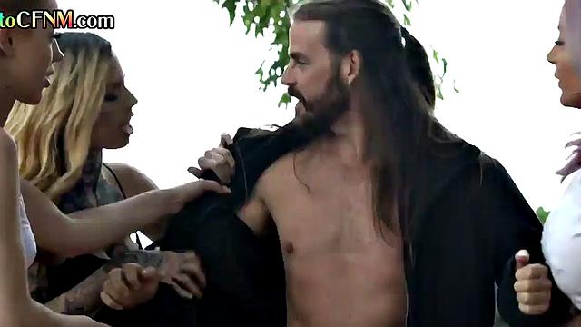 Outdoor femdoms give CFNM group BJ to lucky guy