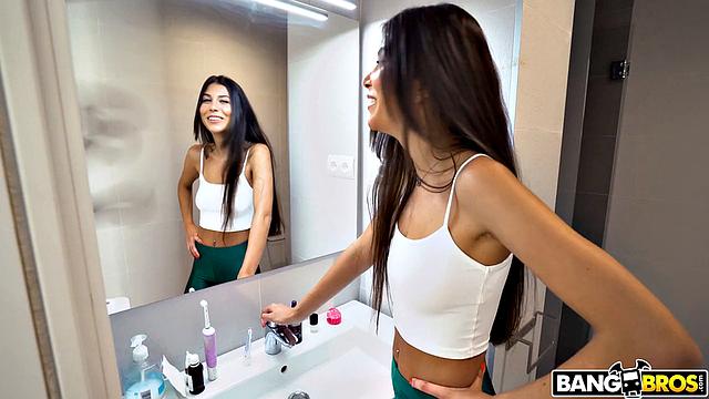 Аня Крей убирает голой и получает анальный секс от Альберто Бланко