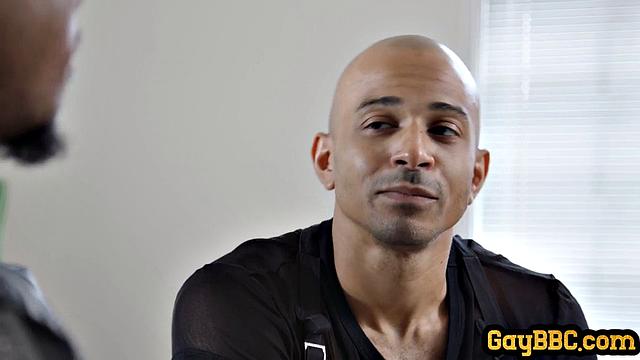 Латиноамериканский качок страстно трахается с чёрным жеребцом после горячих поцелуев.