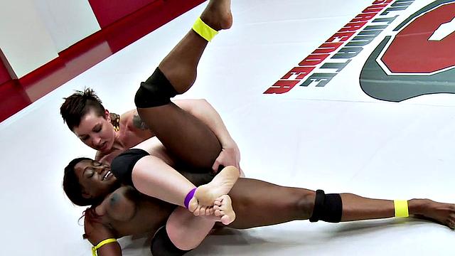 Muscled Ebony wrestler enjoys round vs white dyke