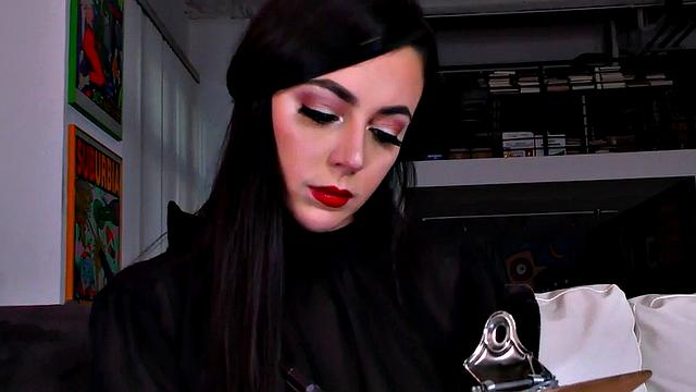 Молодая шлюшка в стрингах дрочит на масляном члене и грязно шепчет