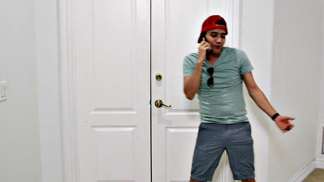 черная мамаша с сиськами катается на коротышке в ванной и прикалывается