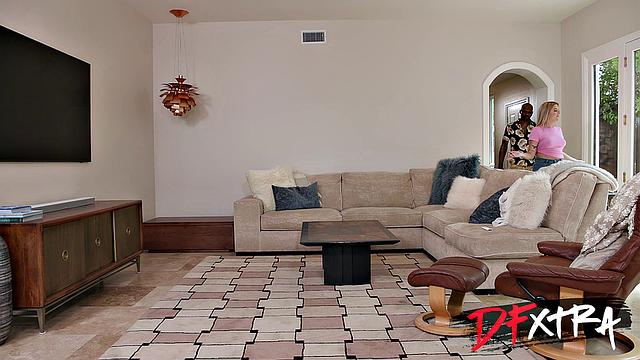 Подруга забила на френдзону и кайфует от чёрного хуя