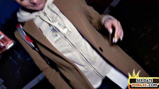 Стройная рыжая MILF жарко трахается на природе с любовником