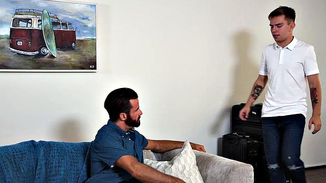 строгий папик сует член в рот и жёстко трахает на диване