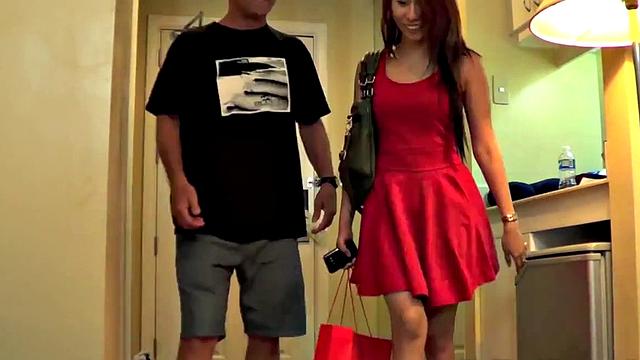 Пинай с идеальной жопой скачет на члене и трахается по-жёсткому