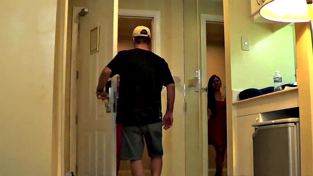 Пинай с идеальной жопой скачет на члене и трахается по-жёсткому