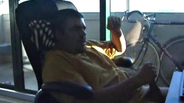 Тони дрочит свой твёрдый член