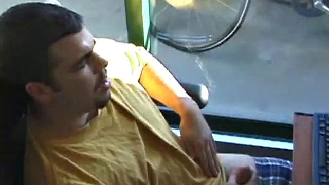 Тони дрочит свой твёрдый член