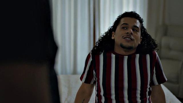 Качок-негр трахаeт татуированного твинка без гондона раком