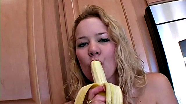 Взрослая девушка мастурбирует с бананом в pov формате.