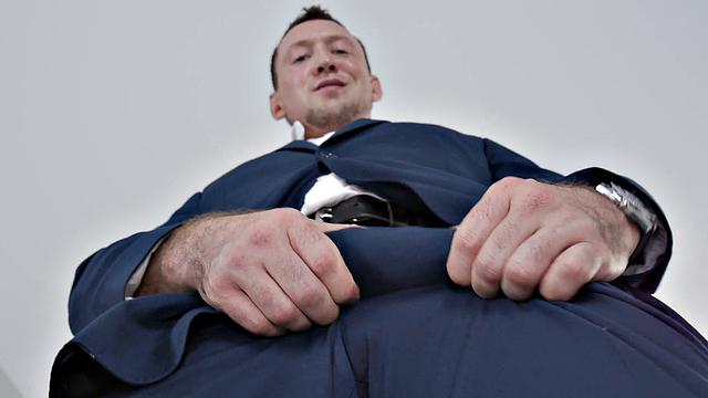 Пирс Парис дрочит и показывает свою жопу