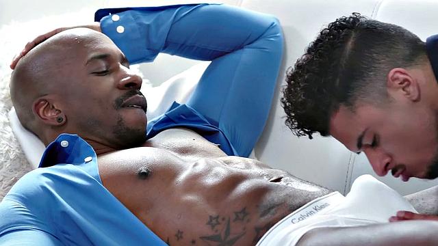 A muscular dude deepthroat & ride his BBC while tugging on his side