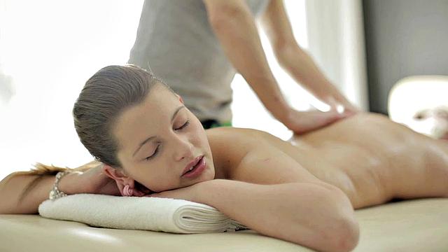 Джулия Би получает массаж и доит его до капли