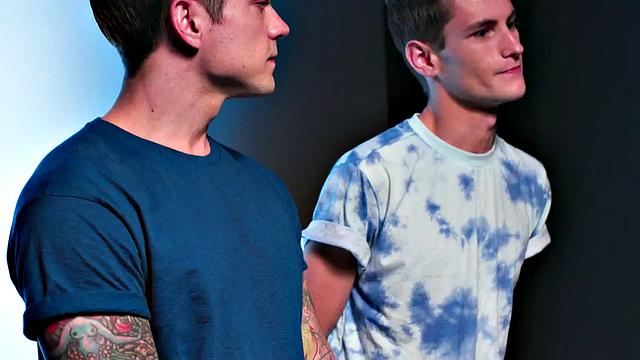 Tattooed stud rims and fucks skinny after casting