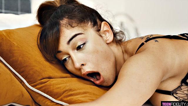 В чулках сосёт и глотает сперму, улыбаясь как кошка при сливках