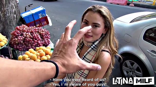 Colombian babe fucks on her lunch break