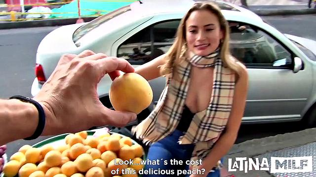 Colombian babe fucks on her lunch break