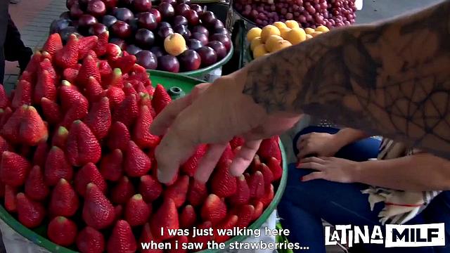 Colombian babe fucks on her lunch break