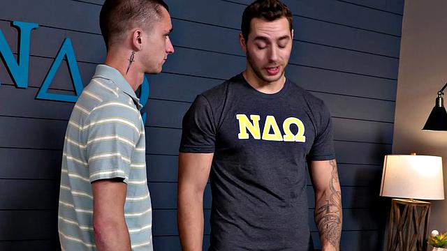 два накачанных студента жестко трахаются без резинки, забыв о запретах