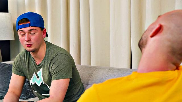 Пасынка затянуло в горячий тройничок с качком-отчимом и его парнем