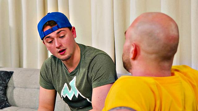 Пасынка затянуло в горячий тройничок с качком-отчимом и его парнем