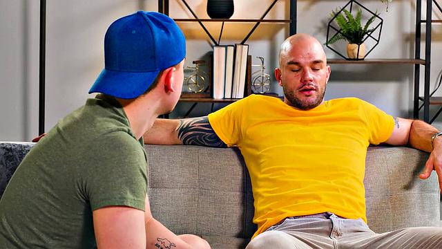 Пасынка затянуло в горячий тройничок с качком-отчимом и его парнем