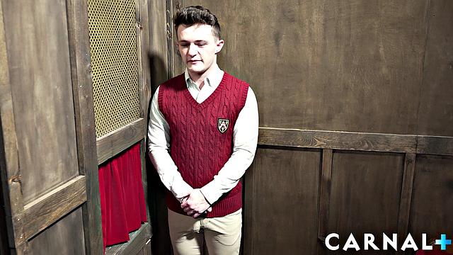 мускулистый брюнет гранд трахается без гондона у алтаря