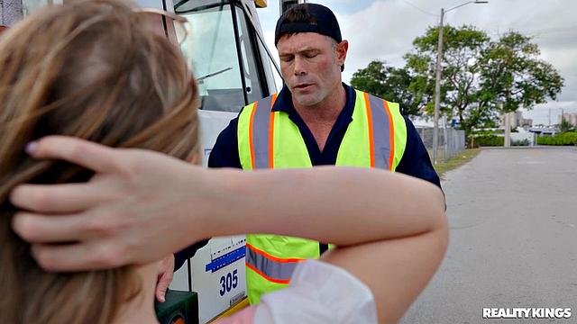 Бренди Рене раздвигает ноги, чтобы вернуть машину у наглого эвакуаторщика - тот трахает прямо в машине, не сдерживаясь ни на секунду!
